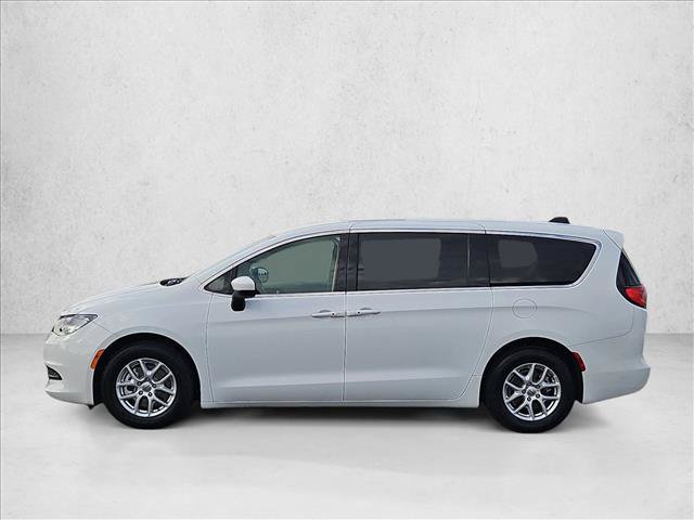 Used 2022 Chrysler Voyager LX FWD image 9