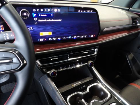 Used 2025 Chevrolet Traverse RS AWD/4WD image 13