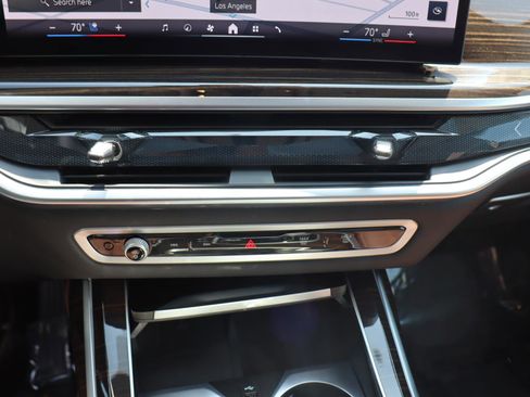 Used 2025 BMW X7 xDrive40i w/ Premium Package image 19