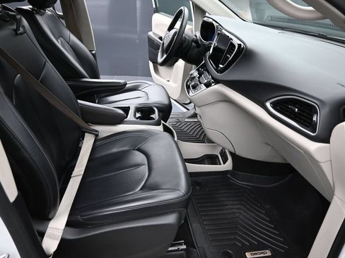 Used 2023 Chrysler Pacifica Touring-L FWD image 26