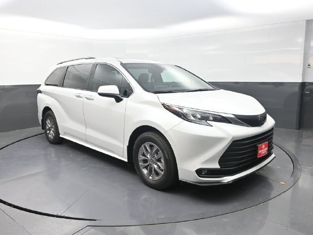 Used 2026 Toyota Sienna XLE FWD image 10