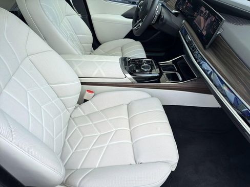 Used 2025 BMW 760i xDrive AWD/4WD image 31