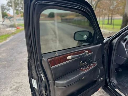 Used 2008 Lincoln Town Car Signature Limited image 11