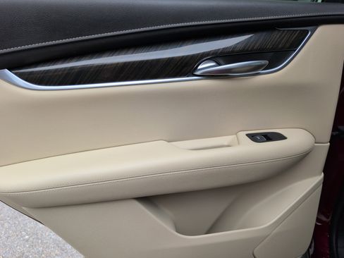 Used 2017 Cadillac XT5 FWD image 32