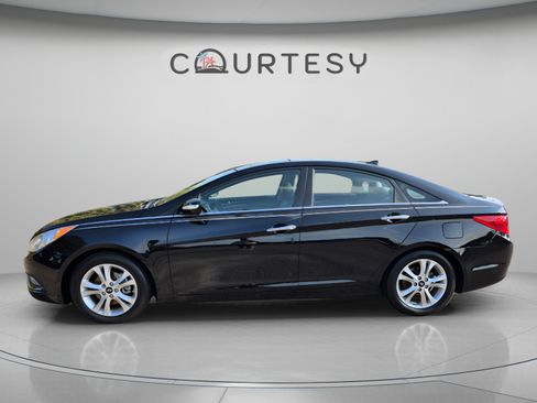 Used 2012 Hyundai Sonata Limited w/ Navigation Pkg FWD image 2
