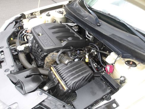 Used 2010 Chrysler Sebring Touring FWD image 18