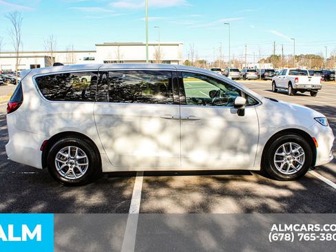 Used 2023 Chrysler Pacifica Touring-L image 8