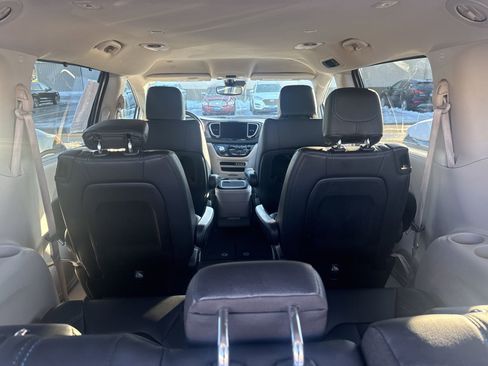Used 2021 Chrysler Pacifica Touring-L image 10