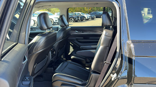 Used 2023 Jeep Grand Cherokee L Limited w/ Black Appearance Package AWD/4WD image 23