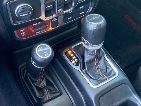 Used 2022 Jeep Gladiator Mojave w/ Cold Weather Group AWD/4WD image 12