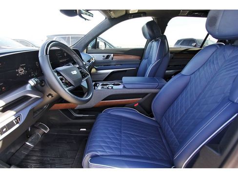 Used 2026 Cadillac Vistiq Premium Luxury image 6