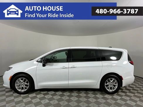Used 2024 Chrysler Pacifica Touring-L FWD image 8