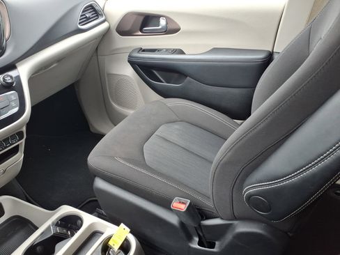 Used 2023 Chrysler Voyager LX FWD image 20