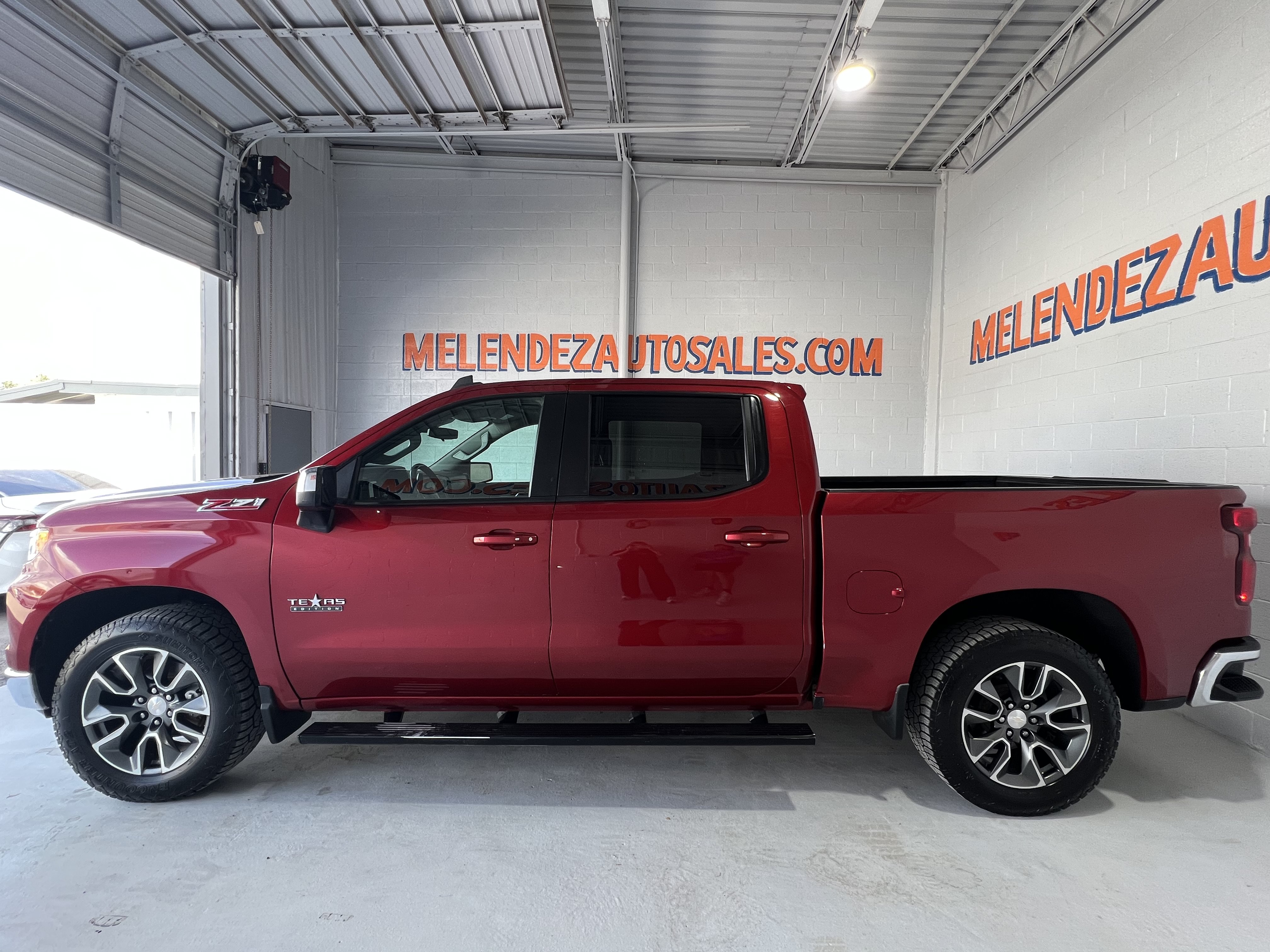 Used 2022 Chevrolet Silverado 1500 LT AWD/4WD image 2