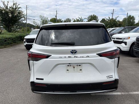 Used 2023 Toyota Sienna Limited FWD image 4