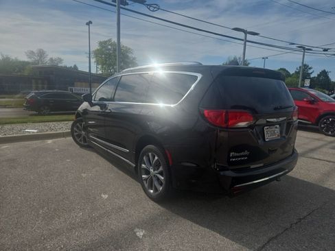 Used 2018 Chrysler Pacifica Limited w/ Tire & Wheel Group FWD image 3