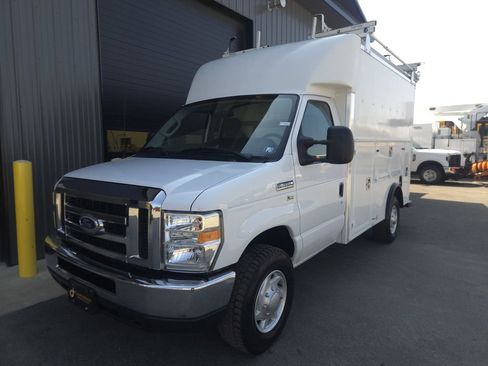 Used 2015 Ford E-350 and Econoline 350 Super Duty RWD image 2