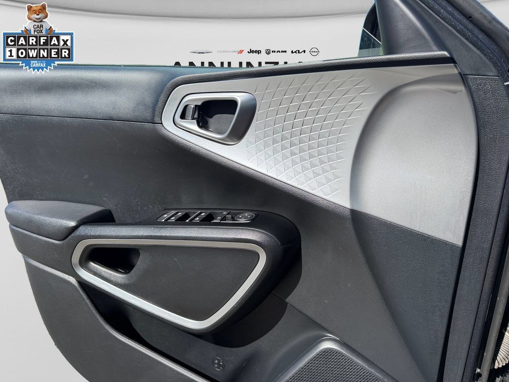 Certified 2025 Kia Soul LX w/ LX Technology Package FWD image 28