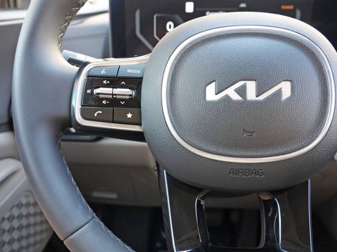 Used 2025 Kia Carnival SX FWD image 22