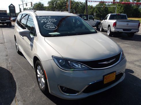 Used 2017 Chrysler Pacifica Touring-L image 2