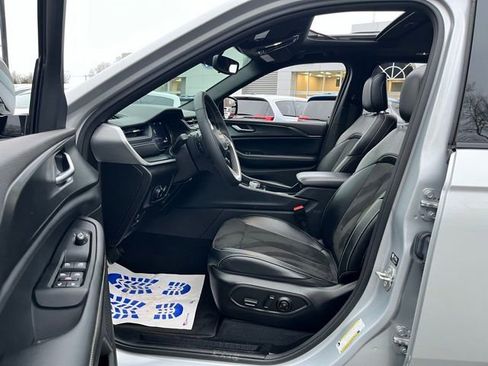 Used 2024 Jeep Grand Cherokee Altitude image 15