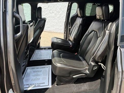 Used 2018 Chrysler Pacifica Limited w/ S Appearance Package FWD image 14