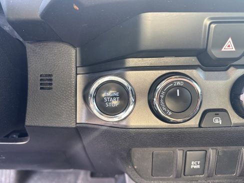 Used 2022 Toyota Tacoma TRD Off-Road image 32