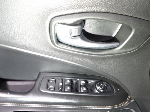 Used 2017 Jeep Compass Latitude image 8