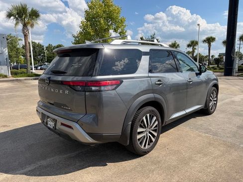 Used 2022 Nissan Pathfinder Platinum w/ Lighting Package (N92) FWD image 5
