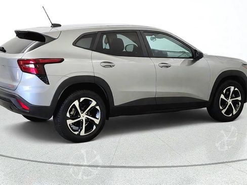 Used 2024 Chevrolet Trax RS w/ Sunroof Package FWD image 9