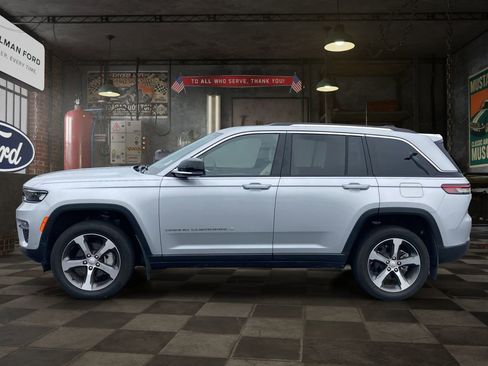 Used 2023 Jeep Grand Cherokee Limited w/ Luxury Tech Group II AWD/4WD image 3