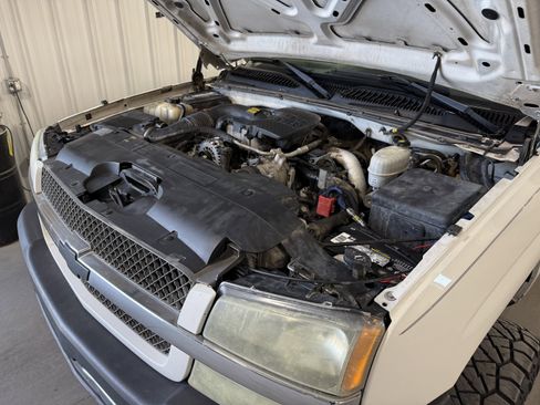 Used 2004 Chevrolet Silverado 2500 LS w/ Heavy-Duty Power Package AWD/4WD image 13