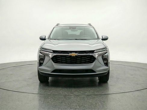 Used 2025 Chevrolet Trax LT image 2