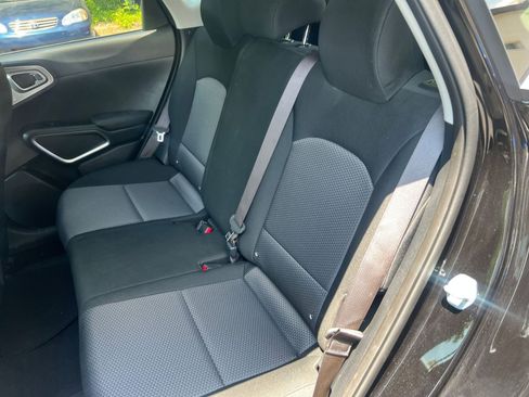 Used 2025 Kia Soul LX w/ LX Technology Package FWD image 32