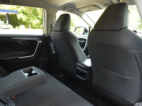 Used 2021 Toyota RAV4 LE FWD image 11