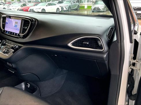 Used 2025 Chrysler Pacifica Select FWD image 16