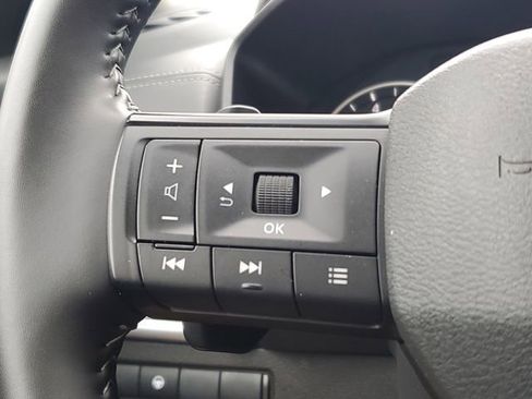 Used 2025 Nissan Rogue SV image 14