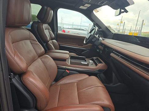 Used 2025 Lincoln Navigator Reserve AWD/4WD image 10