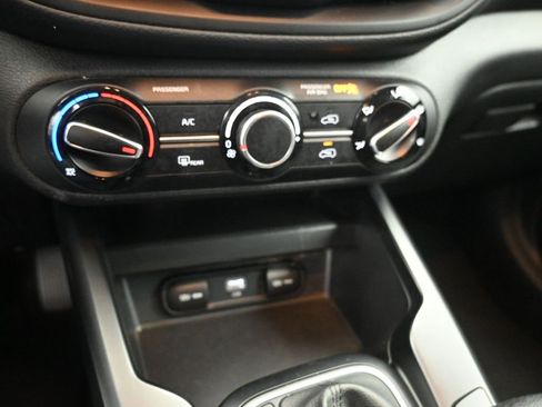 Used 2023 Kia Soul LX image 17