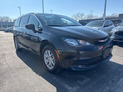 Used 2023 Chrysler Voyager LX image 4