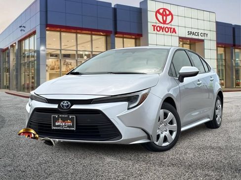 Certified 2025 Toyota Corolla LE FWD image 2