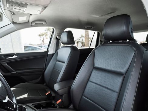 Used 2020 Volkswagen Tiguan SE FWD image 29