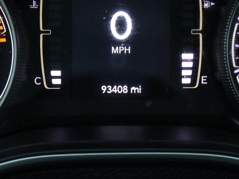 Used 2019 Jeep Cherokee Latitude Plus w/ Cold Weather Group FWD image 30