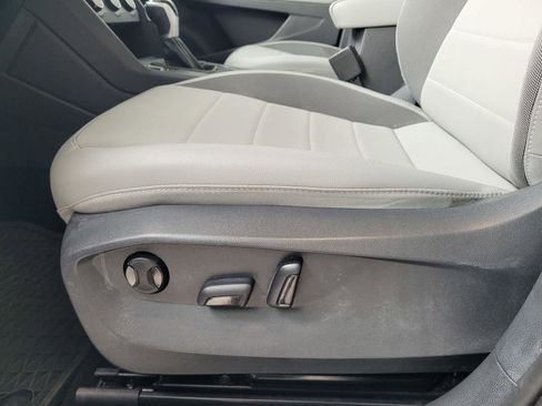 Used 2022 Volkswagen Taos SE w/ Panoramic Sunroof Package FWD image 22