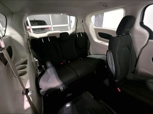 Used 2022 Chrysler Voyager LX image 27