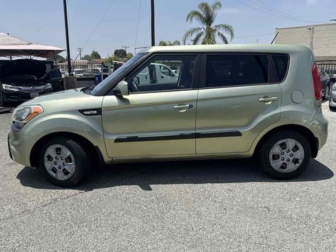 Used 2013 Kia Soul FWD image 2