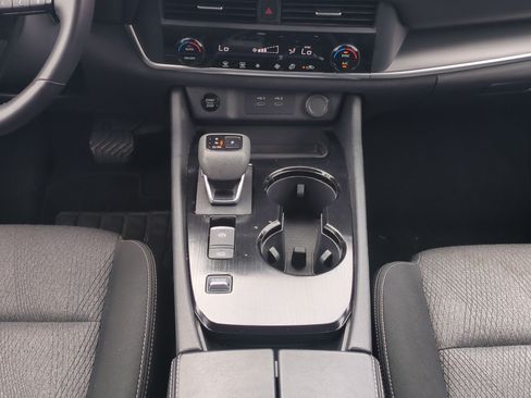 Used 2025 Nissan Rogue SV FWD image 16