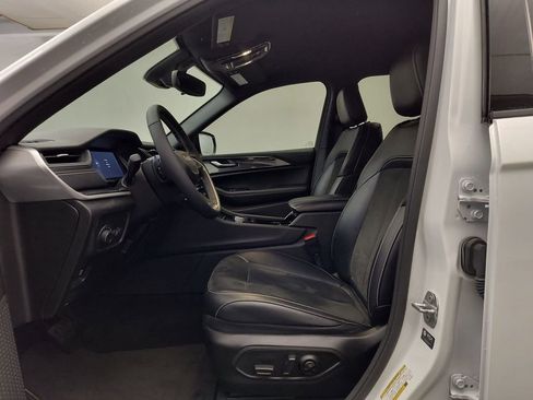 Used 2023 Jeep Grand Cherokee L Laredo image 5