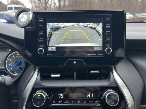 Used 2022 Toyota Venza XLE image 19