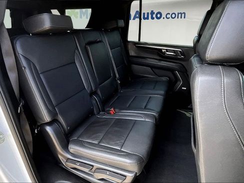 Used 2025 Chevrolet Suburban LT w/ Comfort Package AWD/4WD image 24